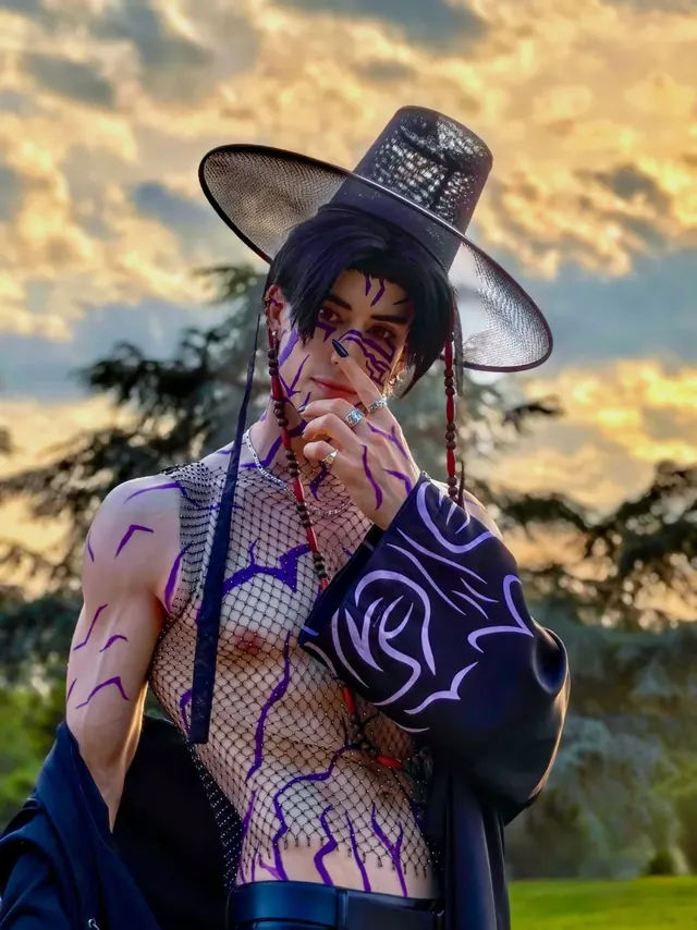 Bodypaint cosplay portrait at sunset with a wide black hat and purple markings.